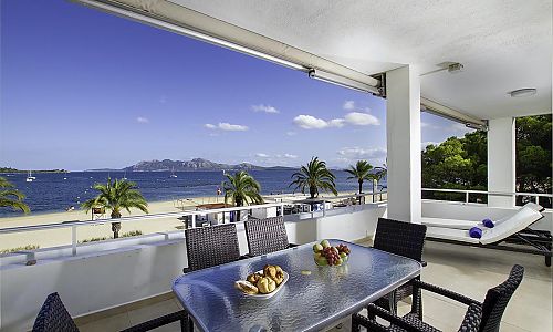 Terrasse mit Tisch und Blick auf das Meer