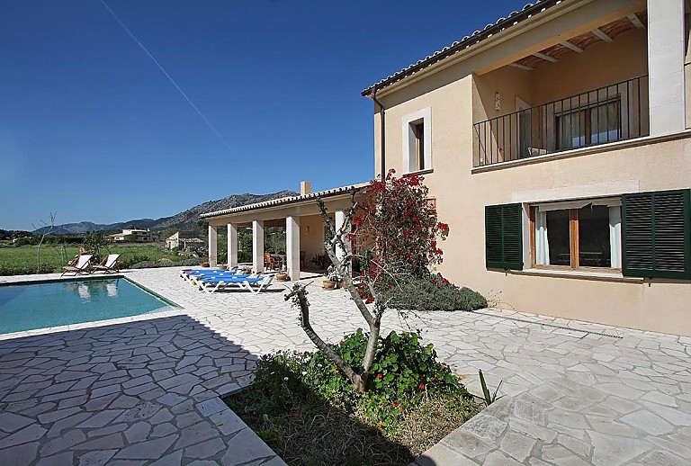 Sonnenterrasse vor der Finca mit Sonnenliegen
