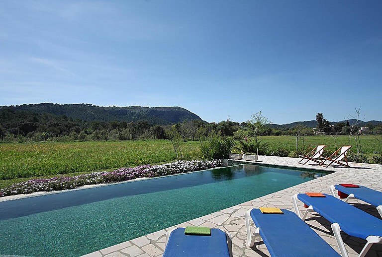 Poolbereich vor der Finca mit Blick ins Grüne