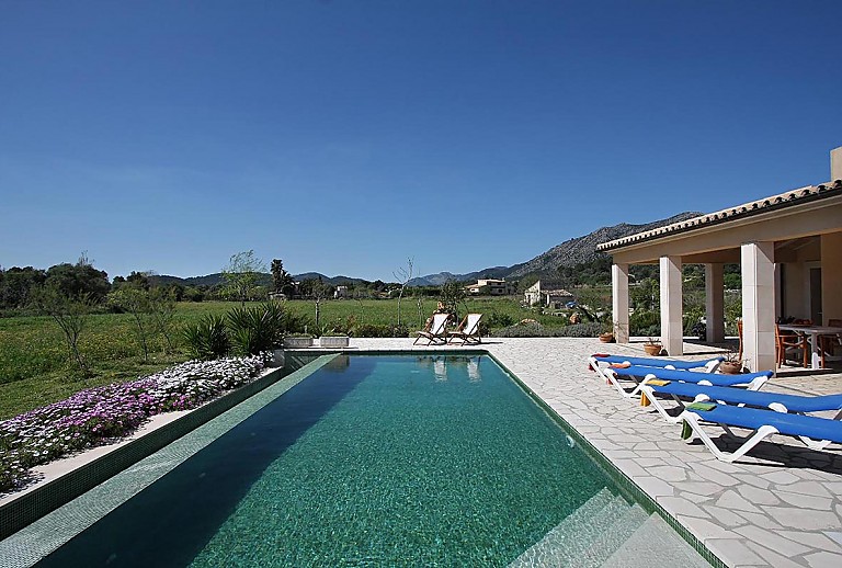 Poolbereich vor der Finca mit Sonnenliegen