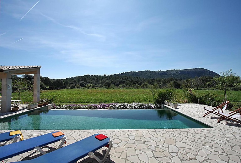 Blick auf die Landschaft vom Pool