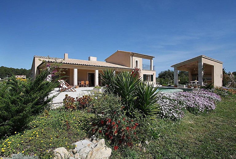 Garten und Rasen unterhalb des Pools