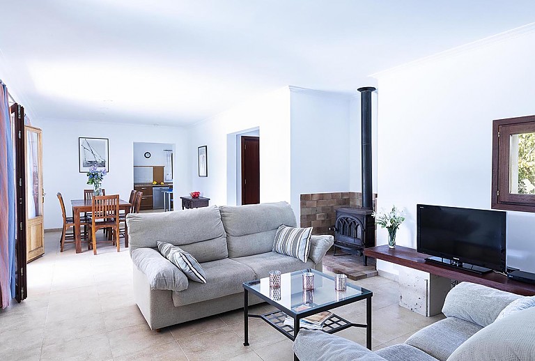 Wohnzimmer mit Couch und Fernseher