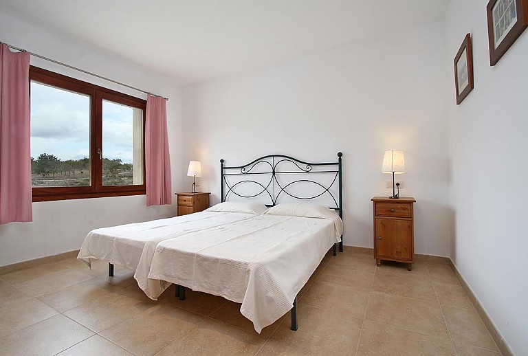 Schlafzimmer mit Einzelbetten und Nachttisch