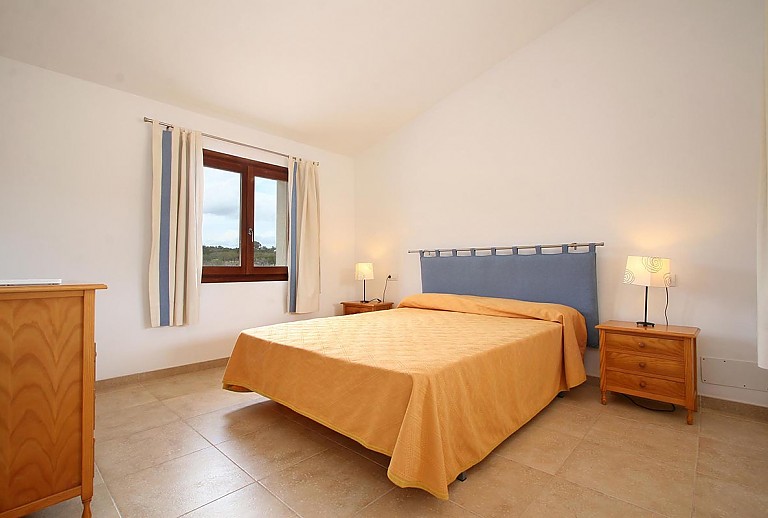 Doppelbett im Schlafzimmer mit Nachttischen