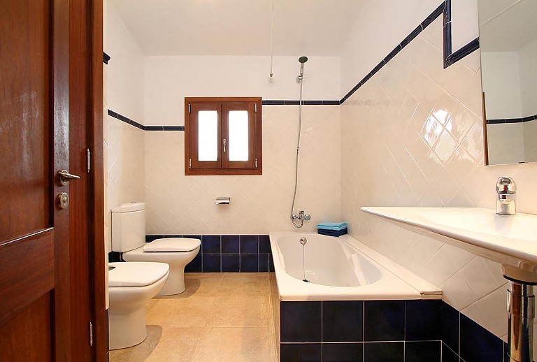 Badezimmer mit Wanne und WC