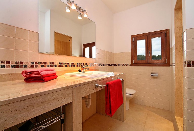 Badezimmer mit Dusche und Waschbecken