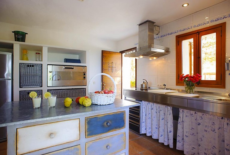 Küche mit Fenster und Kühlschrank