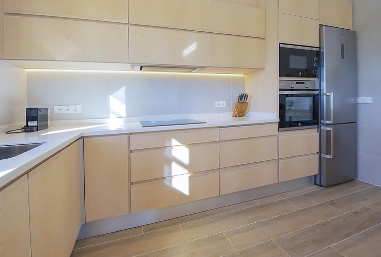Küche mit Kühlschrank und Mikrowelle