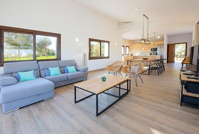 Korbstühle im Wohnraum mit Sofa und Couchtisch