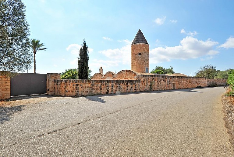 Straße und Eingangstor vor dem Ferienobjekt