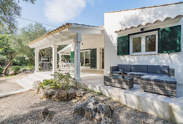 Sitzmöbel vor der Finca mit Terrasse