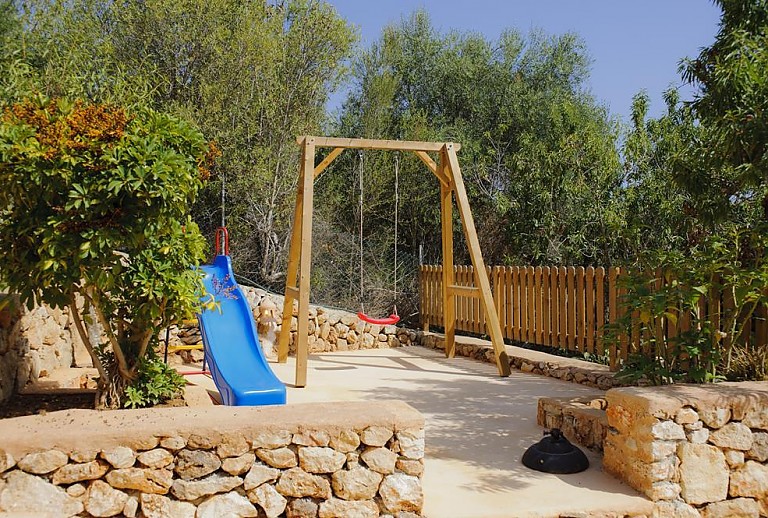 Spielplatz im Außenbereich und Pflanzen