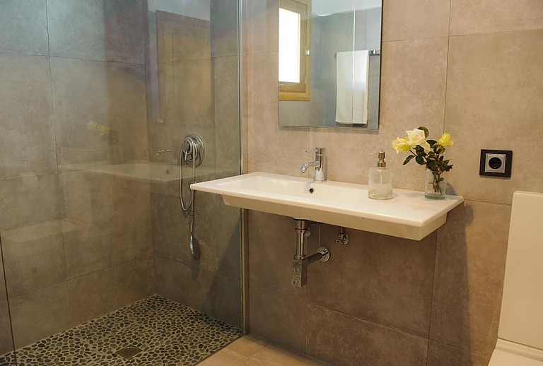 Bad mit Dusche und Waschbecken