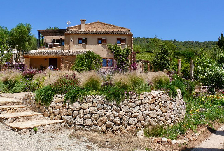 Garten mit Blumen vor der Finca