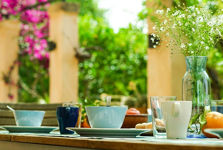 Geschirr auf dem Esstisch auf der Terrasse