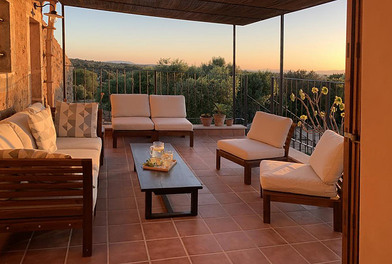 Terrasse mit Sitzmöbeln und Weitblick