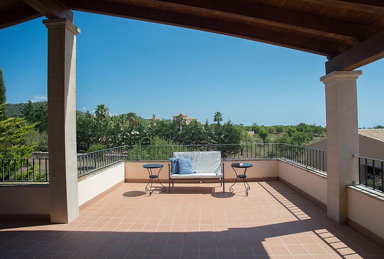 Terrasse mit Vordach und Bank