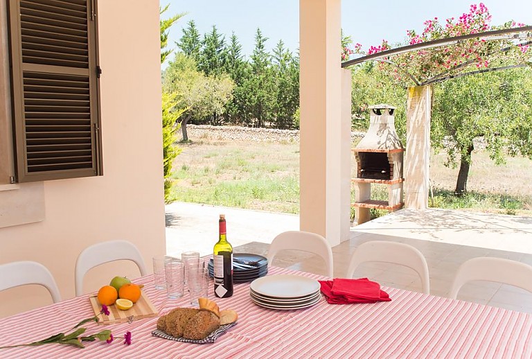 Terrasse mit Esstisch und Grill