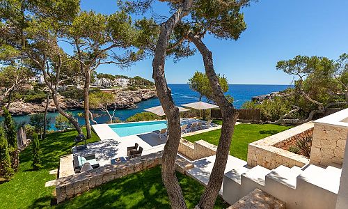 Außenbereich mit Pool und Blick auf das Meer