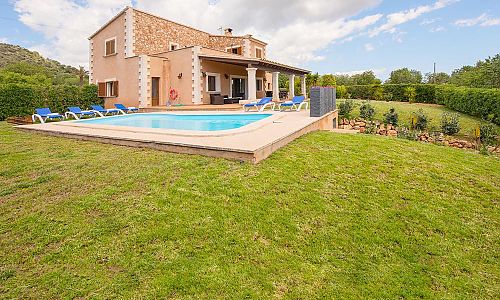 Rasen und Pool vor der Finca