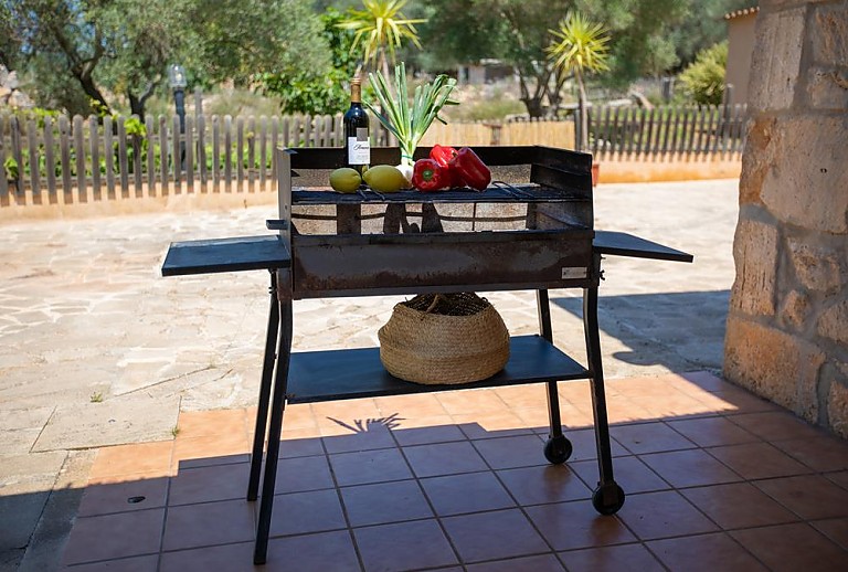 Grill im Außenbereich auf der Terrasse