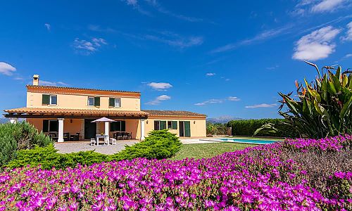 Garten vor der Finca mit Pool und Blumen