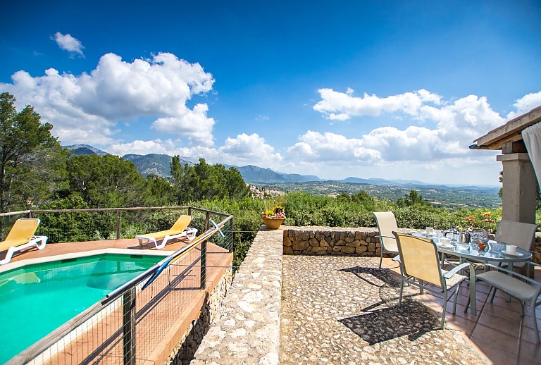 Terrasse neben dem Poolbereich vor der Finca mit Sonnenliegen