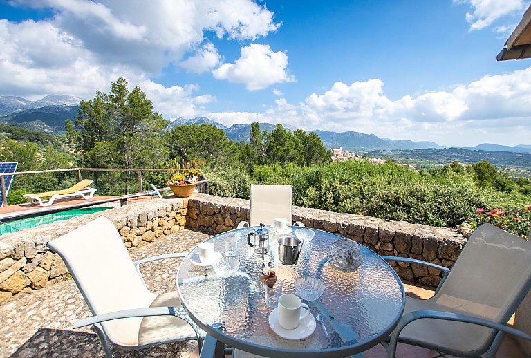 Terrasse mit Weitblick und Esstisch