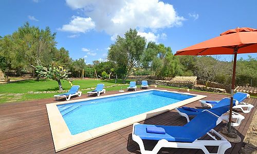 Außenbereich der Finca mit Pool und Sonnenliegen