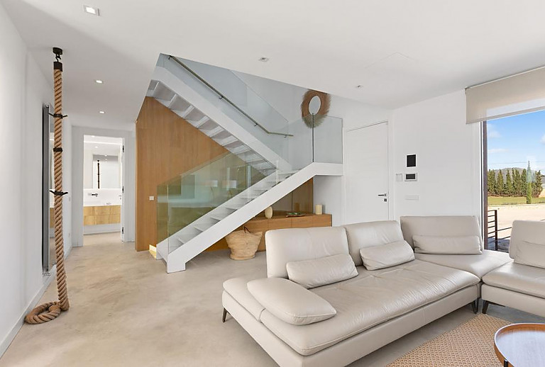 Wohnzimmer mit Treppe und Couch