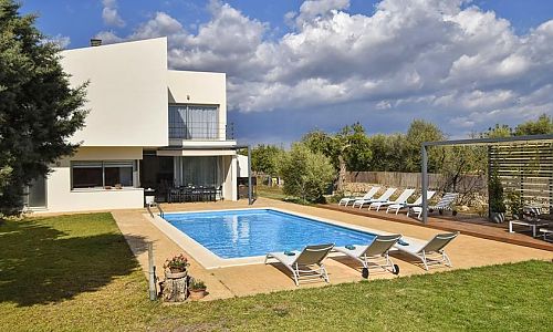 Finca mit Rasen und Poolbereich
