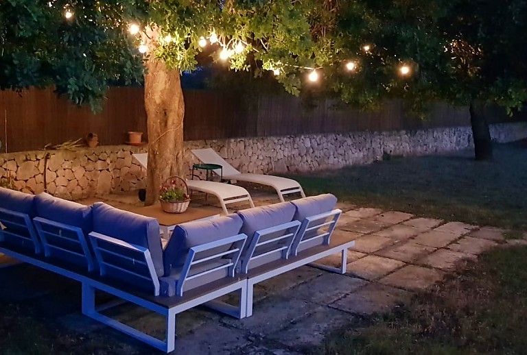 Garten bei Nacht mit Sitzmöbeln
