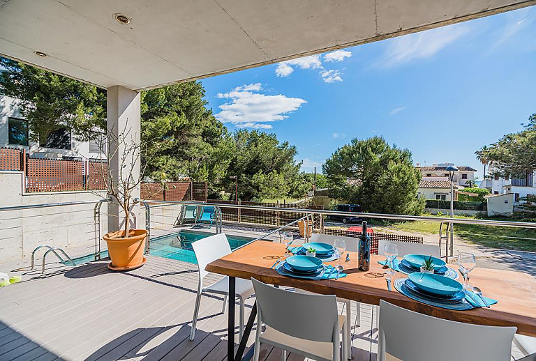 Terrasse mit Esstisch und Blick in den Garten