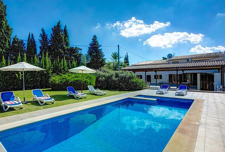 Poolliegen am Schwimmbecken im Garten