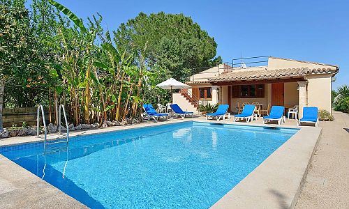 Finca mit Pool und Sonnenliegen