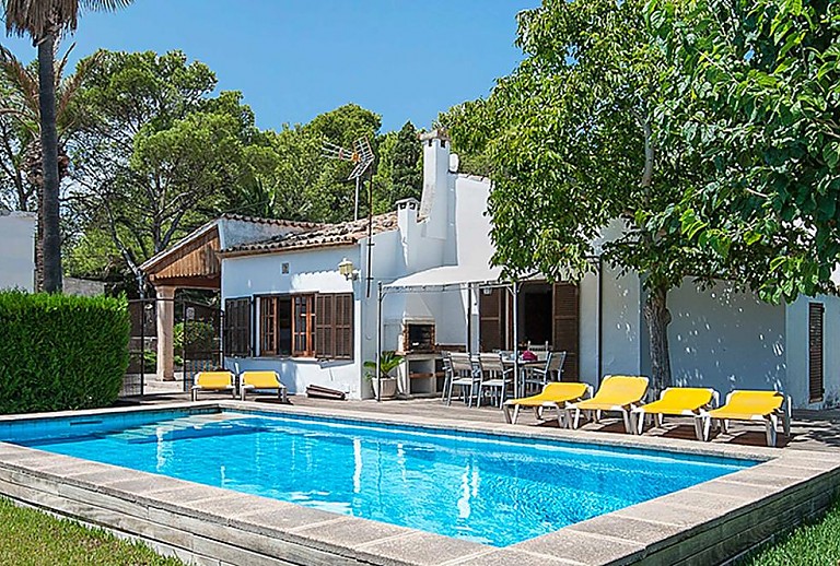 Finca mit Pool und Sonnenliegen