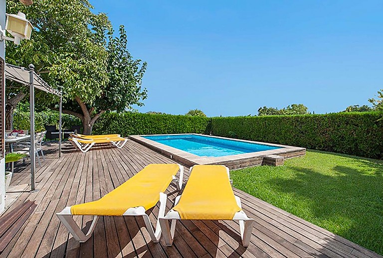 Sonnenliegen am Pool mit Rasenfläche