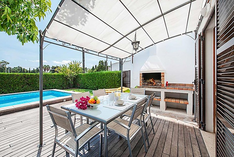 Terrasse mit Sonnendach und Esstisch