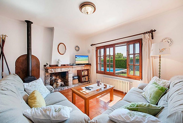 Wohnzimmer mit Couch und Ofen
