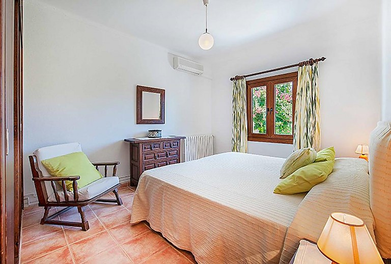 Schlafzimmer mit Doppelbett und Fenster