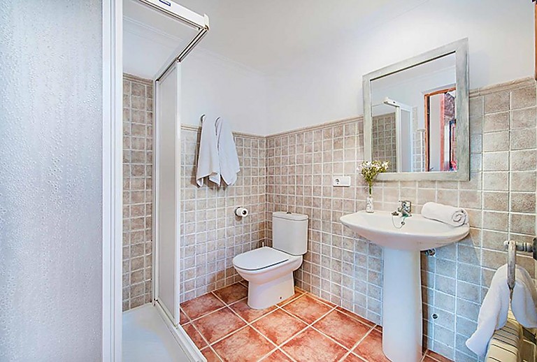 Badezimmer mit Waschbecken und Dusche