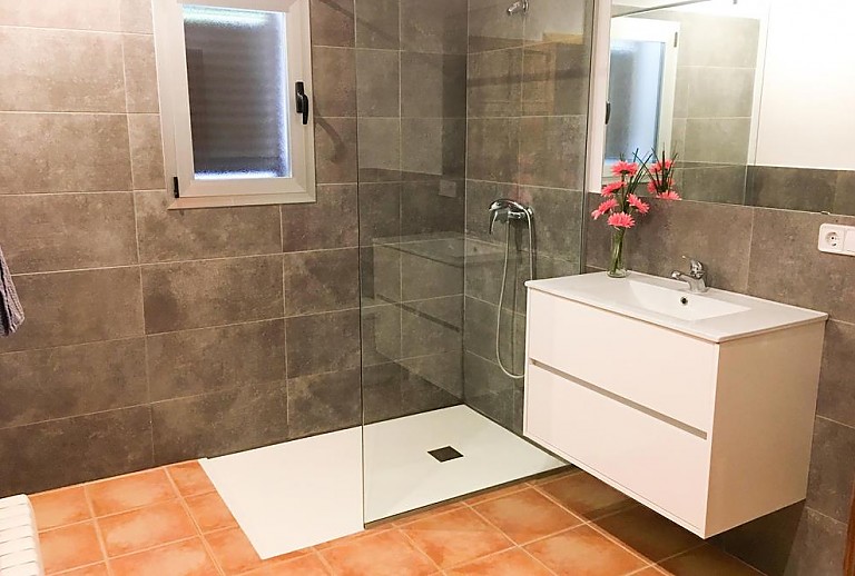 Dusche und Waschbecken im Bad