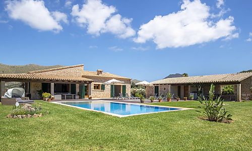 Poolbereich mit Rasenfläche vor der Finca
