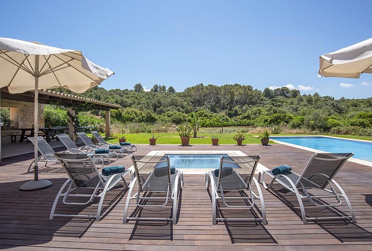 Poolliegen mit Weitblick am Schwimmbecken