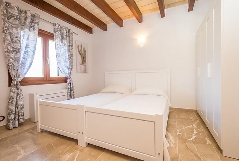 Schlafzimmer mit Einzelbetten und Fenster