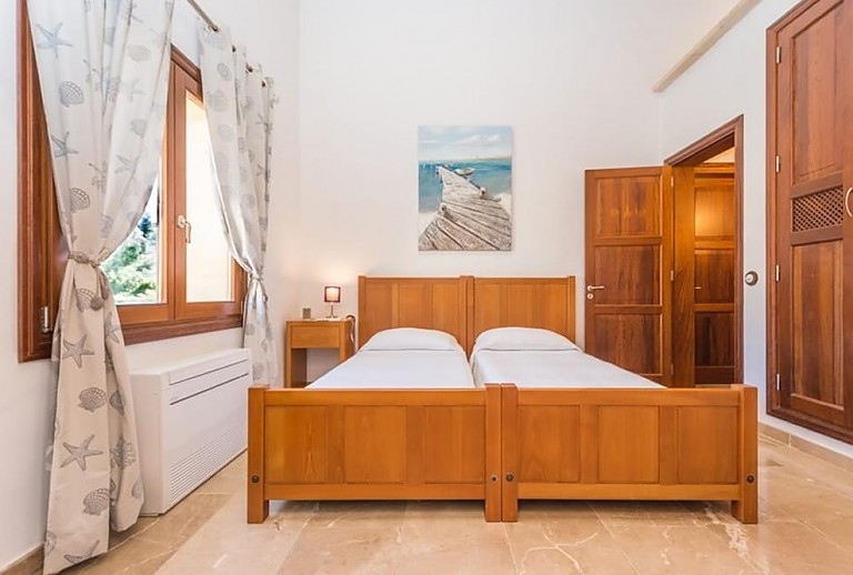 Schlafzimmer mit Einzelbetten und Wandschrank