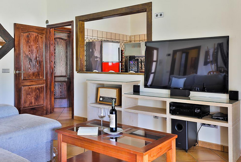Wohnzimmer mit Couchtisch und Fernseher