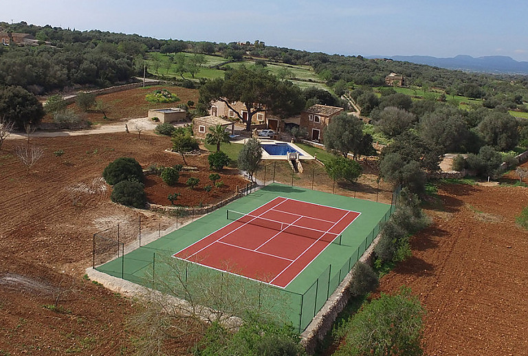 Luftaufnahme vom Tennisplatz und der Finca
