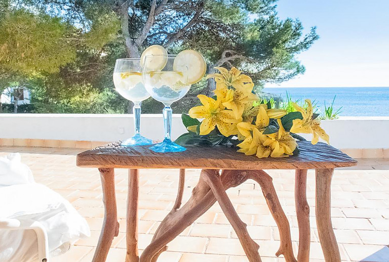 Terrasse mit Gartentisch und Meerblick